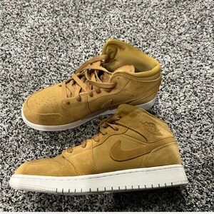 Men's size 7 Jordan suede sneakers. They are in excellent condition
$60